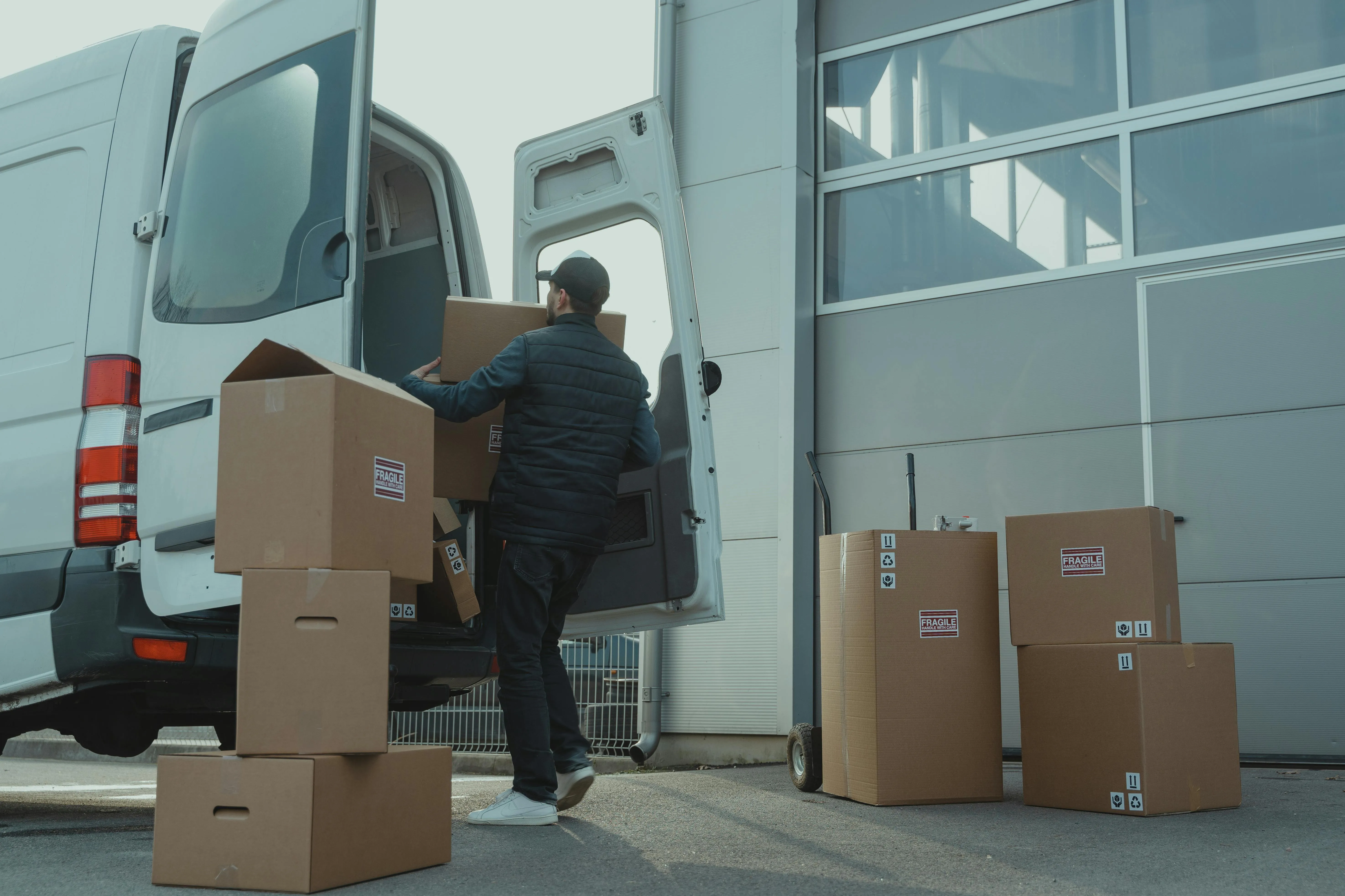 Pacote sendo transportado para entrega rápida