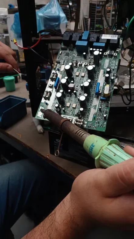 Equipamento de montagem automática de placas eletrônicas