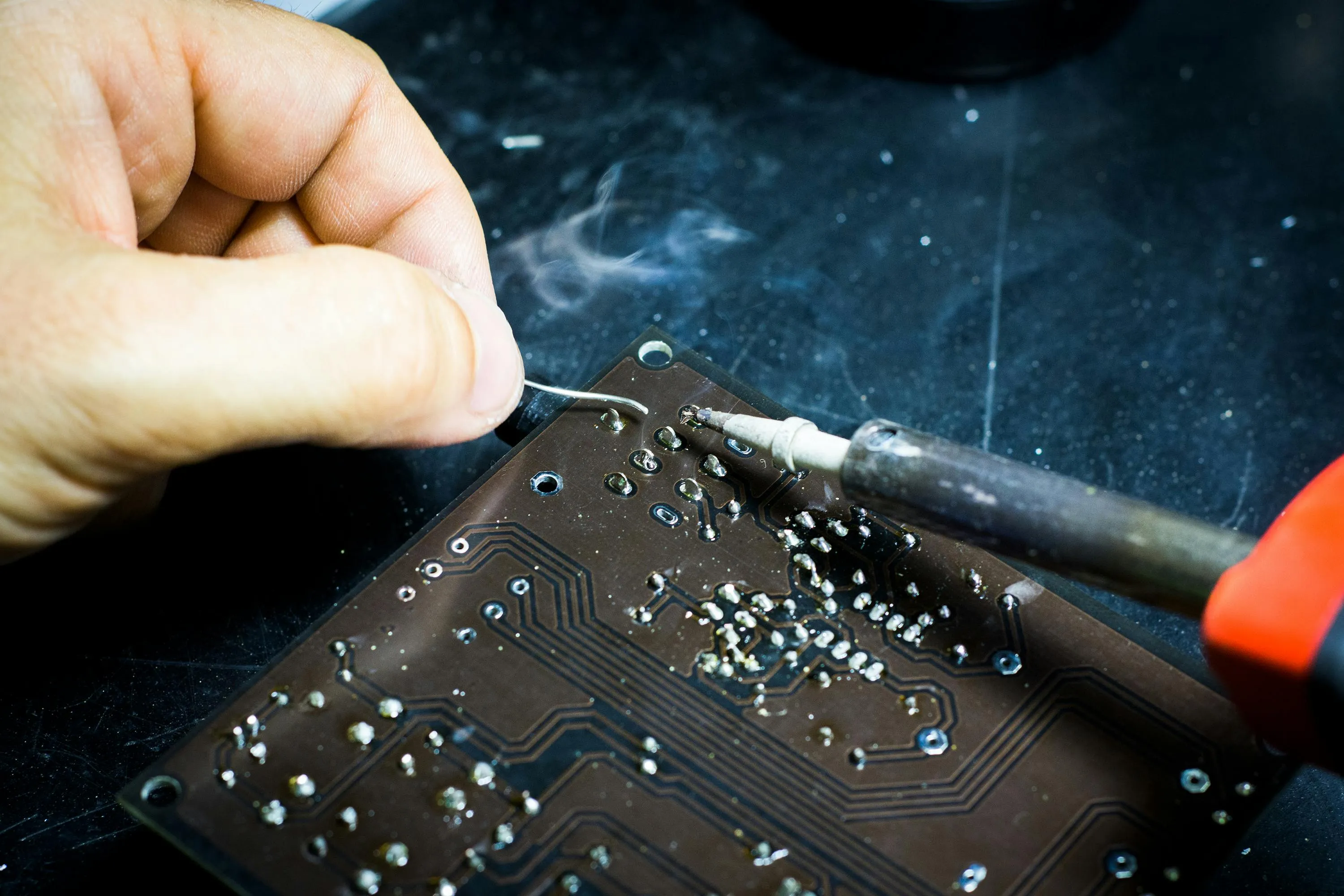 Detalhe de PCB com componentes soldados